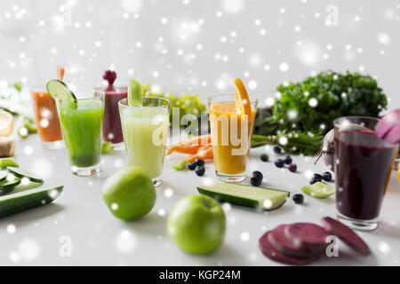 Gläser mit verschiedenen Frucht- oder Gemüsesäfte Stockfoto
