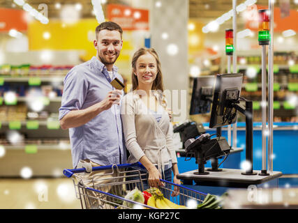 paar, Einkauf von Lebensmitteln im Supermarkt SB-Kasse Stockfoto
