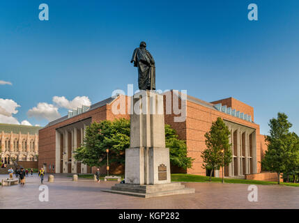 Statue von George Washington, geschaffen von Lorado Taft im Jahr 1909, vor der Meany Hall auf dem Campus der University of Washington in Seattle, Washington, USA Stockfoto