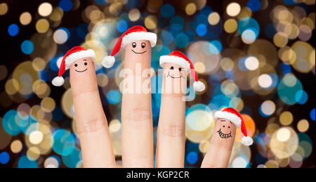 Nahaufnahme der Finger in santa Hüte an Weihnachten Stockfoto