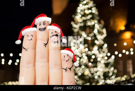 Nahaufnahme der Finger in santa Hüte an Weihnachten Stockfoto