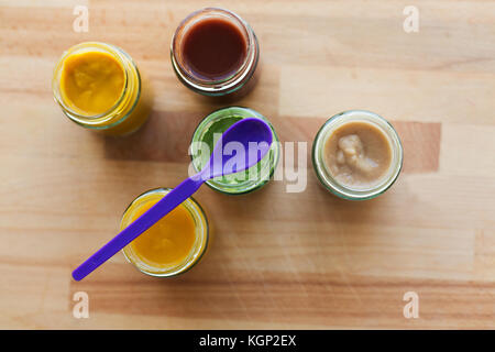 Gemüse oder Obst pürieren oder Babynahrung in Gläsern Stockfoto