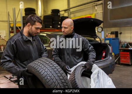 Automechanik ändern Autoreifen in Werkstatt Stockfoto