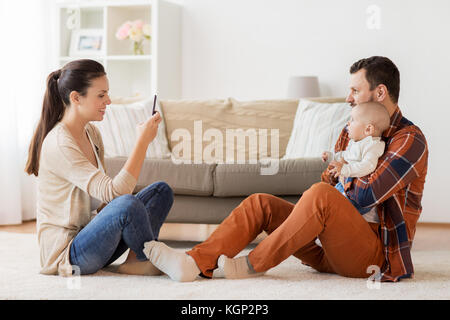 Glückliche Familie mit Baby zu Hause fotografieren Stockfoto