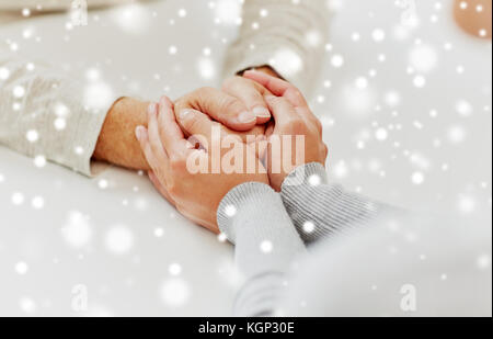 Alter Mann und junge Frau, die Hand in Hand hautnah Stockfoto