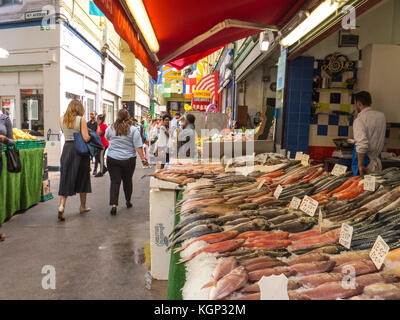 Ein Fischstand in der Brixton Market Row in Brixton - einer der lebhaftesten und multikulturellsten Gegenden Londons Stockfoto