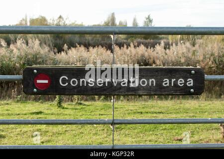 In der Nähe von Naturschutzgebiet Zeichen auf galvanisiertem Metall Tor in rspb Fen Drayton Seen, Cambridgeshire Stockfoto