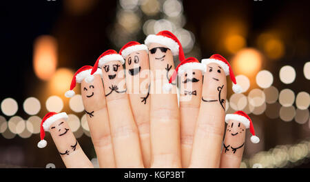 Nahaufnahme der Finger in santa Hüte an Weihnachten Stockfoto