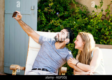 Junges Paar selfies unter Stockfoto