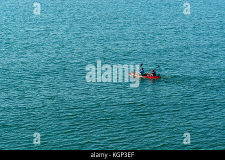 Twin seat Sea Kayak, Paddelten zum Meer durch zwei Kanuten. Sie sind Position heraus zu Line-Fisch für Makrele in flachen Gewässern. Isolierte Konzept. Stockfoto