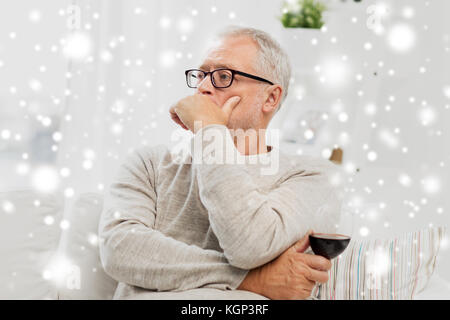 ältere Menschen trinken Rotwein aus Glas zu Hause Stockfoto