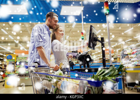 paar, Einkauf von Lebensmitteln im Supermarkt SB-Kasse Stockfoto