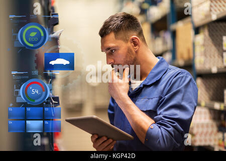 Kfz-Mechaniker oder Smith mit TabletPC Werkstatt Stockfoto