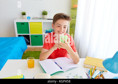 Schüler Junge mit Smartphone störende aus der Studie Stockfoto