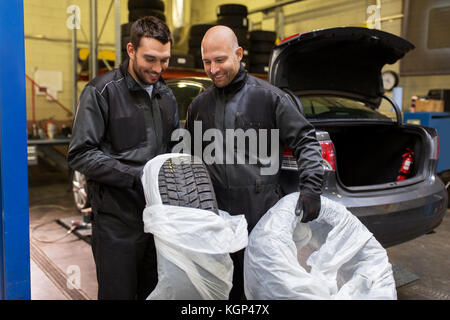 Automechanik ändern Autoreifen in Werkstatt Stockfoto