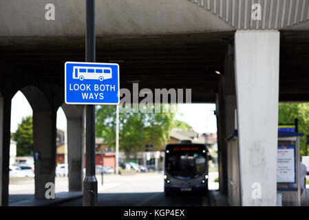 Warnschild, um beide Wege für Busse in einem Gemeinschaftsraum zu suchen, der für Unfälle bekannt ist. Victoria Circus Southend on Sea, Essex, Großbritannien. Bus. Bushaltestelle Stockfoto