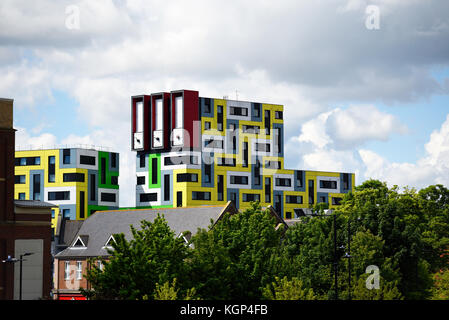 Studentenunterkunft am University Square Campus in Southend auf Sea Essex, mit geometrisch farbigen Verkleidungen Stockfoto