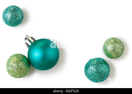 Schöne, helle, moderne, zeitgenössische blaue und grüne Weihnachten Ornamente Dekoration mit funkelnden Glitter auf weißem Hintergrund Stockfoto