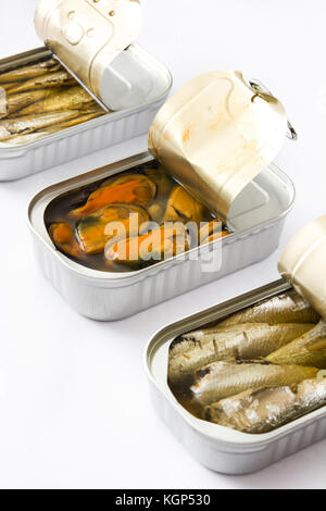 Dosen von Konserven isoliert auf weißem Hintergrund Stockfoto