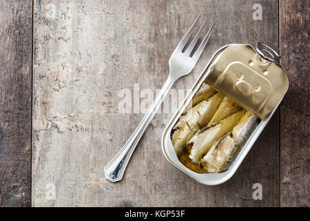 Sardinen können auf hölzernen Tisch erhalten. top View Stockfoto