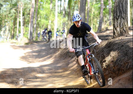 Mountainbiken auf chicksands, bedfordshire. Reiter, steilen Bergabfahrten track verunreinigt mit Sprüngen und Bermen. Stockfoto