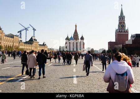 Moskau, Russland, 23. September 2017: Die Menschen sind zu Fuß entlang dem Roten Platz. Stockfoto