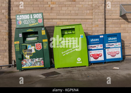 Kleidung und Schuhe Recycling Bins an Wohltätigkeitsorganisationen unterstützen Stockfoto