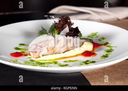 Fischgericht mit Kartoffelpüree im Restaurant Stockfoto