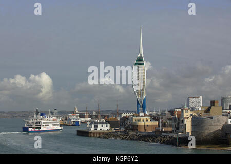 Millennium Turm hinter dem historischen Viertel von Portsmouth. Blick zurück in den Hafen an einem klaren Tag. Wightlink Fähre und andere Schiffe. Stockfoto