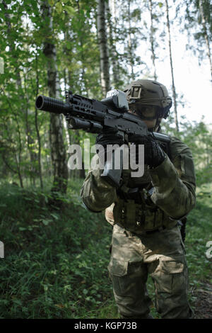 Portrait von Soldat in Helm und mit Maschinenpistole Stockfoto