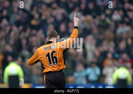 Footballer Kenny Miller feiert sein gewinnendes Ziel der Wolverhampton Wanderers v Manchester United 17. Januar 2004 Stockfoto