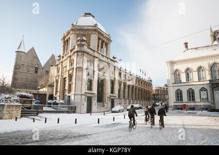 Schule Kinder Radeln im Winter durch die Straßen von Gent, Belgien Stockfoto