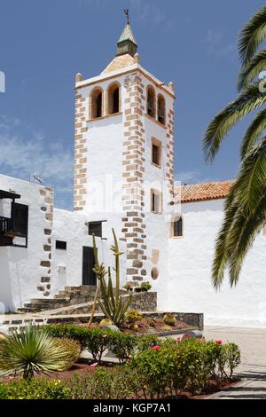 Der Glockenturm der Iglesia de Santa Maria in Betancuria, Fuerteventura Stockfoto