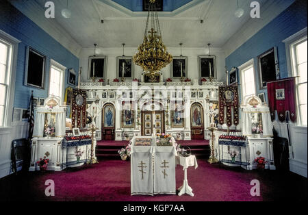 Touristen sind willkommen die reich verzierten Innenraum der Heiligen Peter und Paul Kirche, Russisch-orthodoxe Kirche am St. Paul, einer der Remote Pribilof Inseln im Beringmeer vor der Küste von Alaska, USA zu besuchen. Das 1905 erbaute Gebäude aus Holz ist der Ort der religiösen Verehrung für die Nachfahren der Ureinwohner Aleut von Russen auf die Insel im 18. Jahrhundert brachte für die Ernte der Pelzrobben, die Rasse und heben ihre Jungen auf St. Paul. Die Kirche hat auf der US-amerikanischen nationalen Register der historischen Plätze seit 1980 aufgeführt. Stockfoto