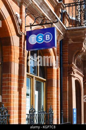 TSB Bank (Trustee Savings Bank) Logo Zeichen außerhalb einer Bank hängen Stockfoto