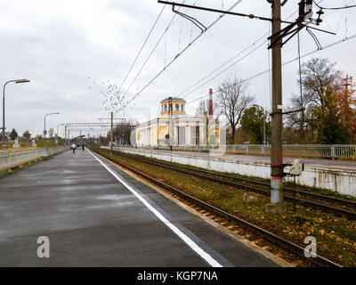 Bahnhof Krassnoje Selo im Herbst. asphaltierte Passagier Plattform, die für die Aufbringung einer S-Bahn rzd. Verkehrsinfrastruktur - Schiene und hohe Spannung Stockfoto