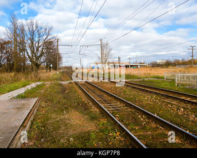 Bahnhof Krassnoje Selo im Herbst. PKW-Plattform, die für die Aufbringung einer S-Bahn rzd. Verkehrsinfrastruktur - Schiene und Hochspannungs- leitungen. sa Stockfoto