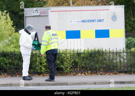 Die Polizei am Tatort eines doppelten erstechen, links ein Mann tot in dem Dorf Cambourne, Cambs, am Samstag morgen 28. Oktober. Stockfoto