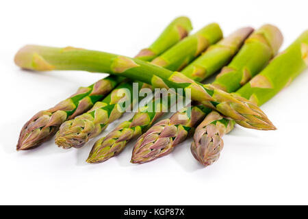 Frische grüne Spargelspitzen auf weißem Hintergrund. Stockfoto