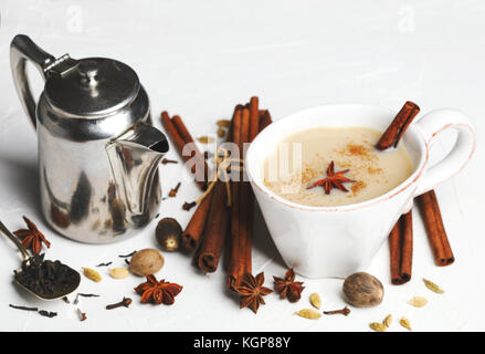 Traditionelle indische Masala Chai Tee mit Gewürzen Stockfoto