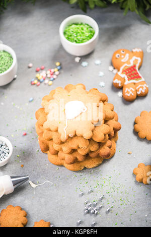 Kreative Weihnachten süsse Dekoration. Lebkuchen Weihnachtsbaum. Stockfoto