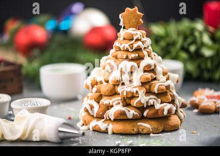 Kreative Weihnachten süsse Dekoration. Lebkuchen Weihnachtsbaum. Stockfoto