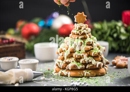 Lebkuchen kreative Weihnachten Dekoration. artisan Festliches backen. Stockfoto