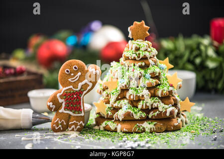 Lebkuchen kreative Weihnachten Dekoration. artisan Festliches backen. Stockfoto