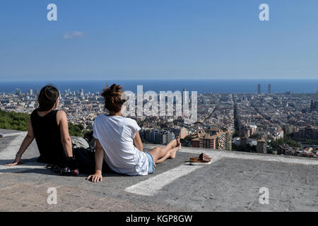 Barcelona, Spanien - 11. Oktober 2017: Zwei junge Frauen schauen sich den Blick der Stadt von den Bunkern del Carmel aus an. Stockfoto