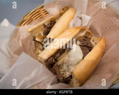 Nahaufnahme eines authentischen Philly Cheesesteak Sandwich vom Campo's Deli in der Market Street in Philadelphia, Pennsylvania, USA. Stockfoto