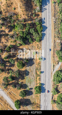 Luftaufnahme von eine lange gerade Straße in Kalifornien von oben genommen. Stockfoto
