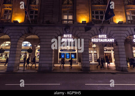 Das Ritz Hotel bei Nacht in Mayfair London Stockfoto