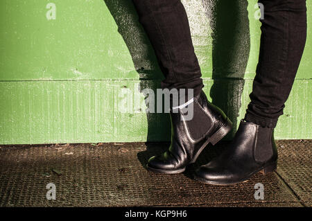 Modell mit schwarzen Hosen und Damen vintage Schuhe mit niedrigem Absatz (kurz Chelsea Knöchel) auf der Straße Stockfoto