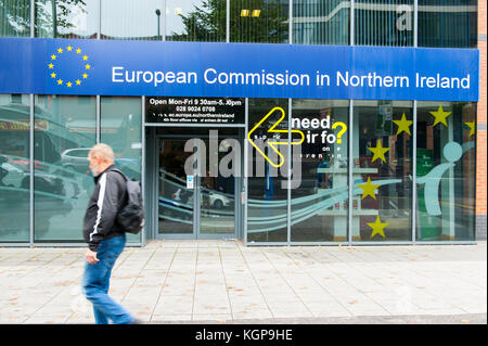 Büro der Europäischen Kommission in Belfast, Großbritannien mit Menschen zu Fuß in fornt. Das Büro der Europäischen Kommission in Nordirland war u Stockfoto